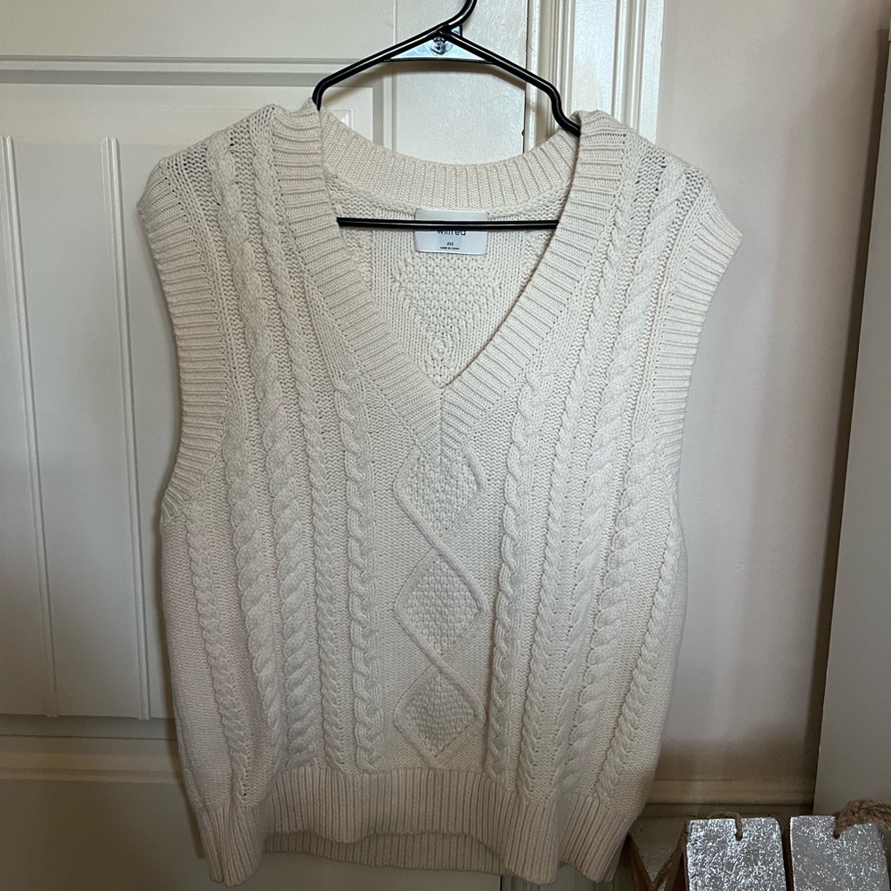 Never worn, knitted vest from Aritzia